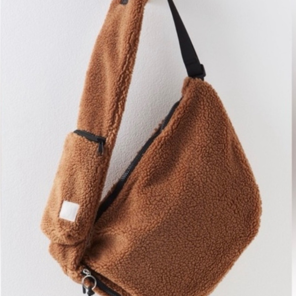 Free People Overachiever Sherpa Sling Bag NWT - Picture 4 of 6